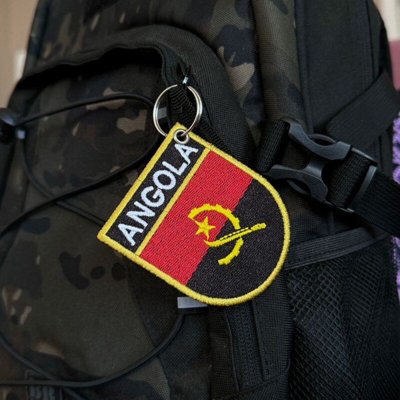Chaveiro com Bandeira de Angola: Adicione um toque patriótico aos seus pertences.