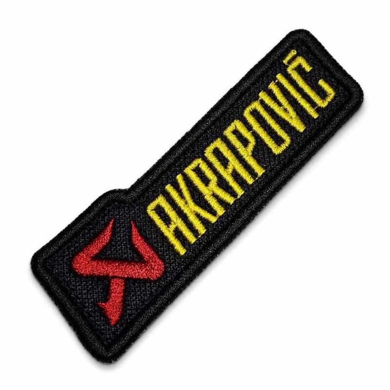 MOT057-100B Akrapovic Patch Bordado Motoqueiro 10x3,3cm