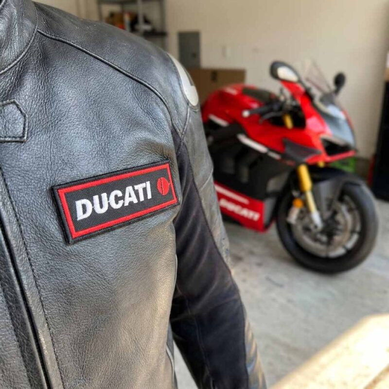 MOT123-095B Ducati macacão peito 95×35
